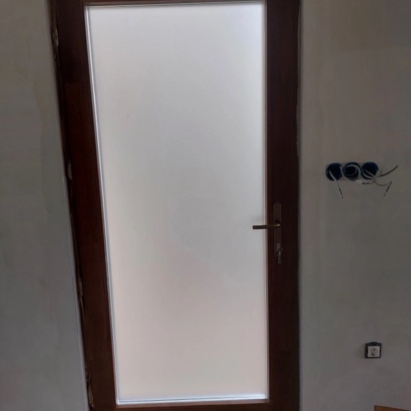 Prémium 92mm beépítési mélységű bejárati ajtó savmart üveggel.